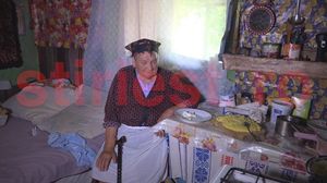 O bătrână din Vaslui abandonată de copii, locuiește într-un grajd