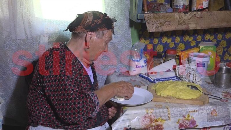 O bătrână din Vaslui abandonată de copii, locuiește într-un grajd