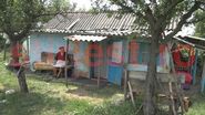 O bătrână din Vaslui abandonată de copii, locuiește într-un grajd