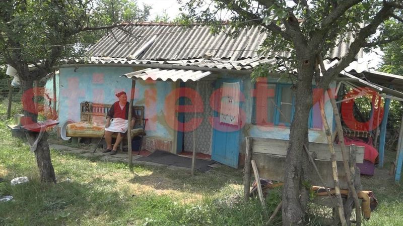 O bătrână din Vaslui abandonată de copii, locuiește într-un grajd