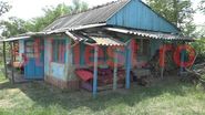 O bătrână din Vaslui abandonată de copii, locuiește într-un grajd