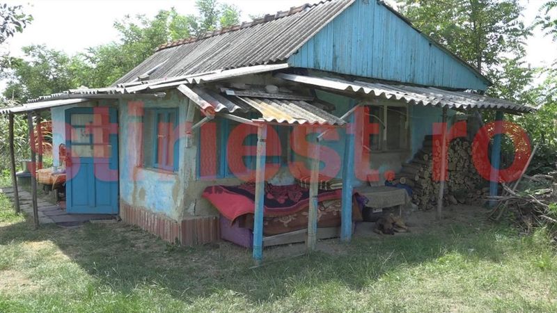 O bătrână din Vaslui abandonată de copii, locuiește într-un grajd