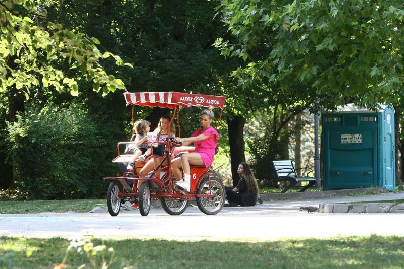 Andreea Bănică, la un pas de leșin în parc! Nu se mai putea ține pe picioare. Cine i-a sărit în ajutor? 