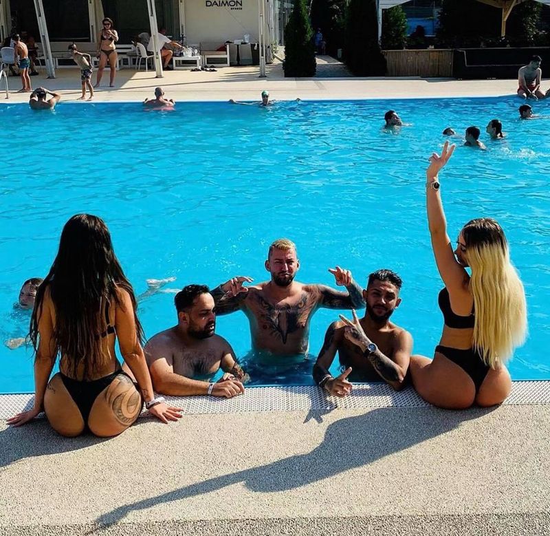 Ramona de la Puterea Dragostei a rupt orice legătură cu Nikolas Sax! Blondina, surprinsă &icirc;n brațele unui bărbat, &icirc;n timp ce manelistul se distrează cu foste concurente ale emisiunii