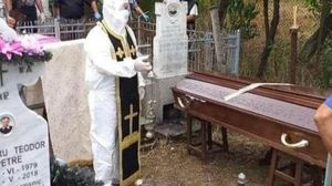 Preotul a ținut slujba în combinezon, având pe deasupra și patrafirul