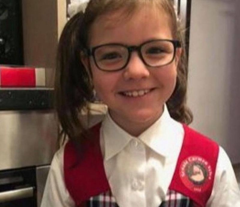 Fetița din Vaslui, crescută doar cu pufuleți și ceai, salvată din infern. Cum arată Flori acum alături de părinții adoptivi!