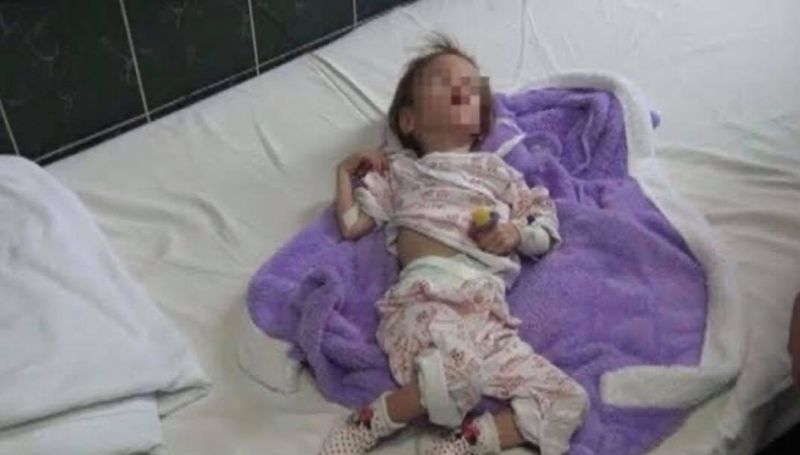 Fetița din Vaslui, crescută doar cu pufuleți și ceai, salvată din infern. Cum arată Flori acum alături de părinții adoptivi!