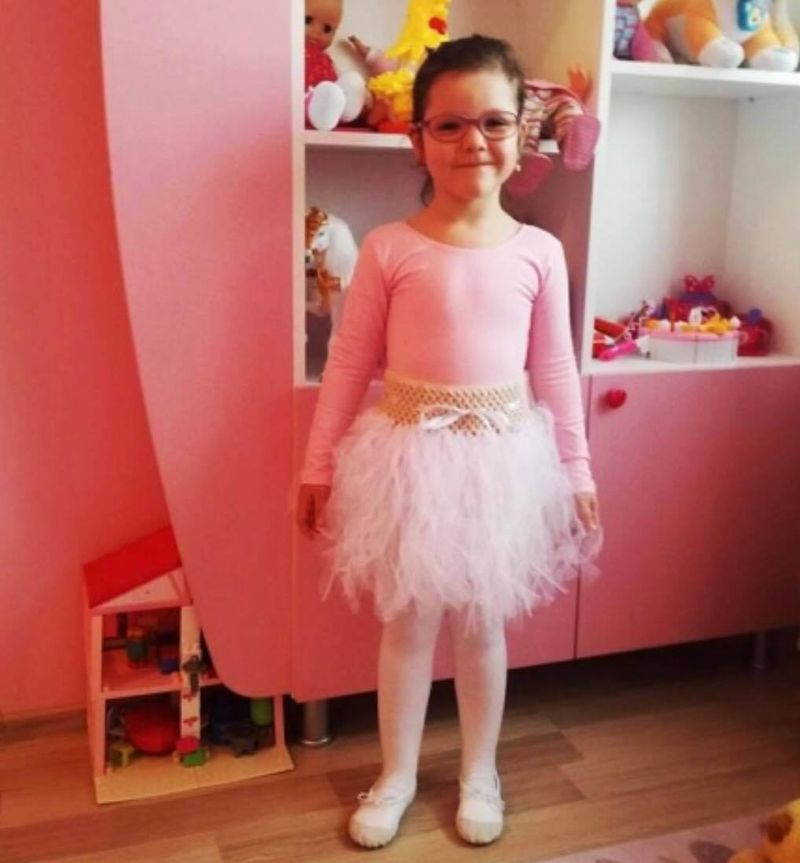 Fetița din Vaslui, crescută doar cu pufuleți și ceai, salvată din infern. Cum arată Flori acum alături de părinții adoptivi!