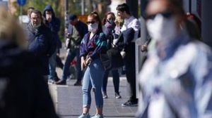 Masca de protecție devine obligatorie pe stradă și în  în județul Iași! Amenzi uriașe pentru cei care n-o poartă