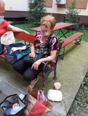 Scene șocante! Pacienți infectați cu Covid-19, ținuți pe bancă &icirc;n afara spitalului! &bdquo;Au dat-o afară cu o ciorbă &icirc;n caserolă, iar ea are nevoie de oxigen&ldquo;