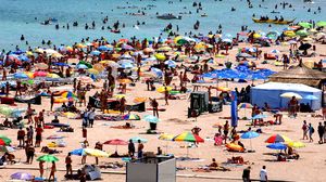 Cum te poți infecta cu noul coronavirus la mare? De ce reguli trebuie să ții cont vara aceasta