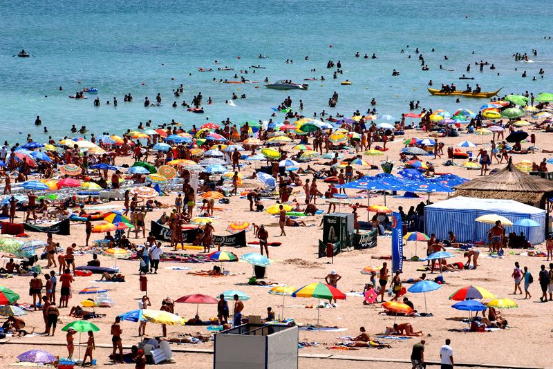 Cum te poți infecta cu noul coronavirus la mare? De ce reguli trebuie să ții cont vara aceasta