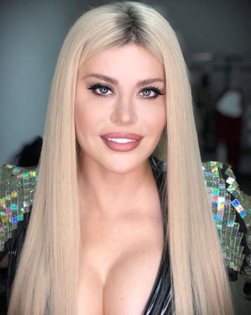 FOTO! Loredana Groza arată demențial în costum de baie! Artista din ce în ce mai sexy la 50 de ani