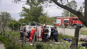 SCENE ȘOCANTE! Un băiat de 15 ani a fost lăsat să moară în mașină, după un tragic accident în Gorj!