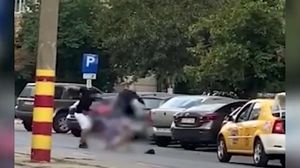 Un taximetrist a avut parte de o bătaie soră cu moartea! VIDEO incredibil surprins de martori