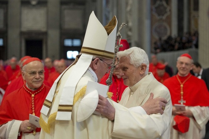 Cutremur la Vatican. Papa Benedict, &icirc;n stare critică. News Alert