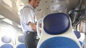 VIDEO Un controlor de tren filmat fără mască le spune călătorilor că nu e pandemie: „Purtăm măști de proști”