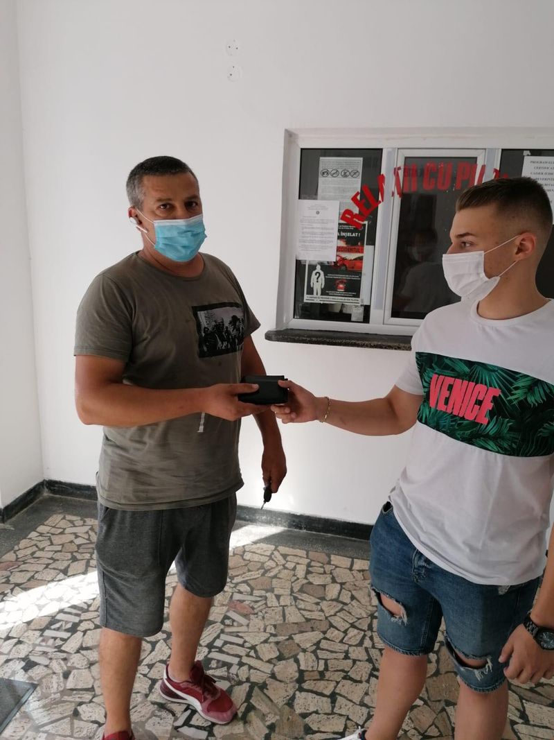 Gest de milioane făcut de un viitor polițist! Tânărul a înapoiat un portofel plin cu bani și acte! ”Prin gestul său, a demonstrat că și-a ales cariera potrivită”