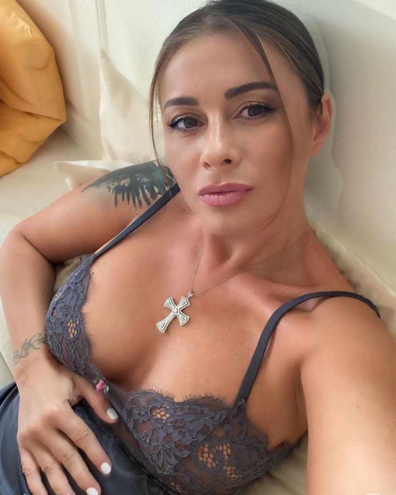 Anamaria Prodan și-a făcut pielea de bebeluș la gât și decolteu!
