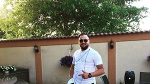 Napy, presupusul asasin al lui Emi Pian, e ameninţat cu moartea şi blestemat de prietenii acestuia: „Nu vei scăpa tu așa ușor nici în gaură de șarpe, oriunde vei merge în lumea asta tot vei muri!”