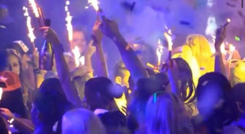 Fiica unor ambulanțieri a plecat la mare înainte de a afla rezultatul testului COVID ! Tânăra și-a infectat zeci de prieteni