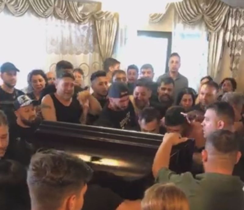 Momentul șocant &icirc;n care rudele l-au văzut pe Emi Pian &icirc;n sicriu