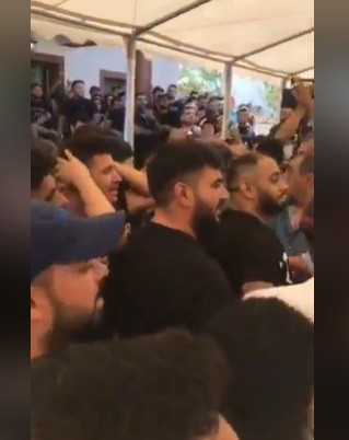 Oamenii se calcă în picioare la priveghiul lui Emi Pian! 