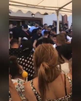 Oamenii se calcă în picioare la priveghiul lui Emi Pian! 