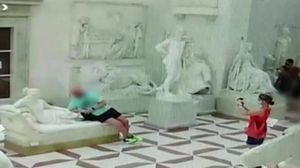 Neatenția unui turist a lăsat o statuie fără degete! S-a întâmplat în timp ce-și făcea o fotografie!