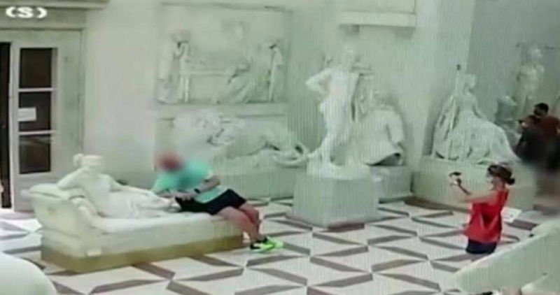 Neatenția unui turist a lăsat o statuie fără degete! S-a întâmplat în timp ce-și făcea o fotografie!