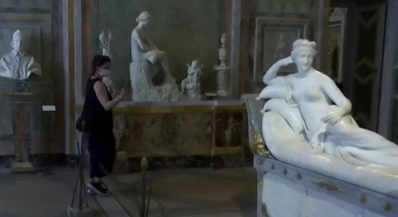 Neatenția unui turist a lăsat o statuie fără degete! S-a întâmplat în timp ce-și făcea o fotografie!