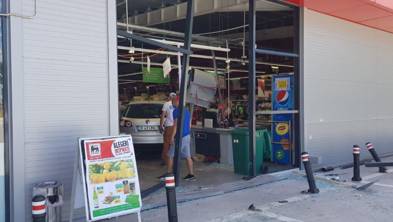 O șoferiță de 77 de ani a încurcat accelerația cu frâna! Femeia a vrut să parcheze în fața unui magazin, însă a intrat cu mașina în interiorul acestuia!