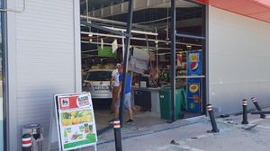 O șoferiță de 77 de ani a încurcat accelerația cu frâna! Femeia a vrut să parcheze în fața unui magazin, însă a intrat cu mașina în interiorul acestuia!