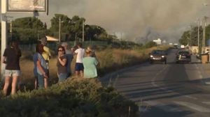 Imagini devastatoare de pe litoral! Mii de persoane au fost evacuate, în urma unui incendiu. Flăcările puternice au făcut ravagii