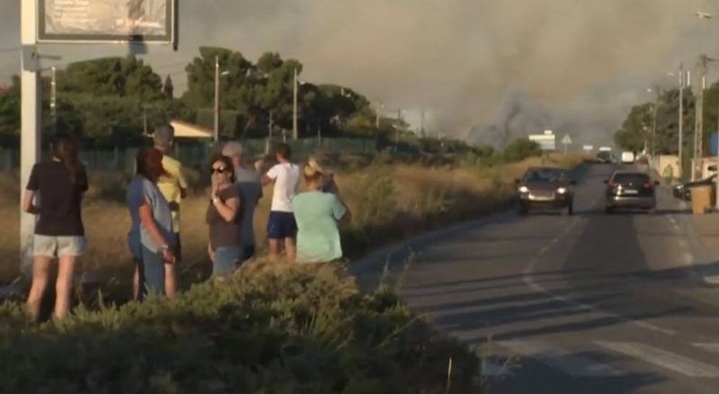 Imagini devastatoare de pe litoral! Mii de persoane au fost evacuate, în urma unui incendiu. Flăcările puternice au făcut ravagii