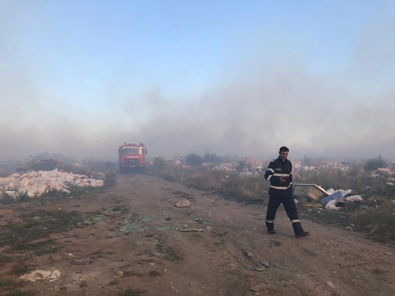 Panică în capitală! Un incendiu puternic a izbucnit în zona Ghencea! Pompierii au intervenit cu 12 autospeciale! Panică în capitală! Un incendiu puternic a izbucnit în zona Ghencea! Pompierii au intervenit cu 12 autospeciale!