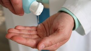 15 oameni în stare gravă la spital și 4 morți, după ce mai mulți au băut dezinfectant de mâini 15 oameni în stare gravă la spital și 4 morți, după ce mai mulți au băut dezinfectant de mâini