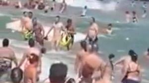 Situație de-a râsul-plânsul! Un tânăr, salvat de la înec, a fost luat la bătaie de tatăl lui, chiar în văzul lumii!