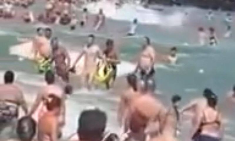 Situație de-a râsul-plânsul! Un tânăr, salvat de la înec, a fost luat la bătaie de tatăl lui, chiar în văzul lumii!