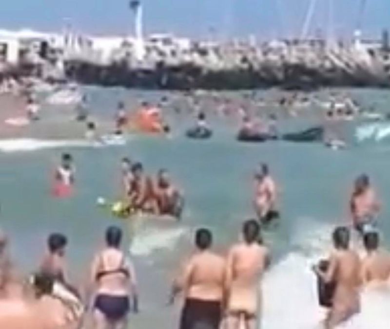 Situație de-a râsul-plânsul! Un tânăr, salvat de la înec, a fost luat la bătaie de tatăl lui, chiar în văzul lumii!