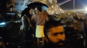 Imagini șocante! Un avion cu sute de persoane s-a prăbușit! Aeronava s-a rupt în două după aterizarea nereușită!
