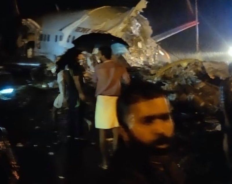 Imagini șocante! Un avion cu sute de persoane s-a prăbușit! Aeronava s-a rupt în două după aterizarea nereușită!