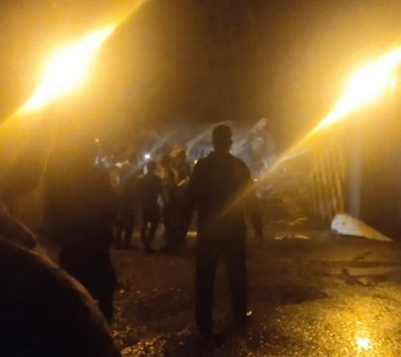 Imagini șocante! Un avion cu sute de persoane s-a prăbușit! Aeronava s-a rupt în două după aterizarea nereușită!