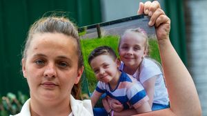 Agonia mamei după ce fiul, în vârstă de 8 ani, s-a prăbușit și a murit din cauza unei boli misterioase la câteva minute după ce i-a spus „te iubesc”