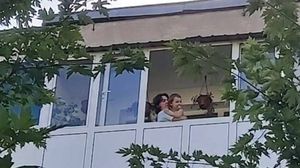 Povestea emoționantă a unui polițist care-și salută copilul de la balcon! Omul legii s-a temut că este infectat cu COVID și s-a izolat singur, departe de familie!