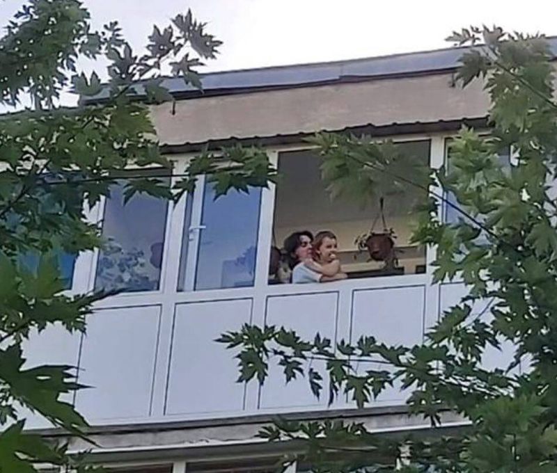 Povestea emoționantă a unui polițist care-și salută copilul de la balcon! Omul legii s-a temut că este infectat cu COVID și s-a izolat singur, departe de familie!