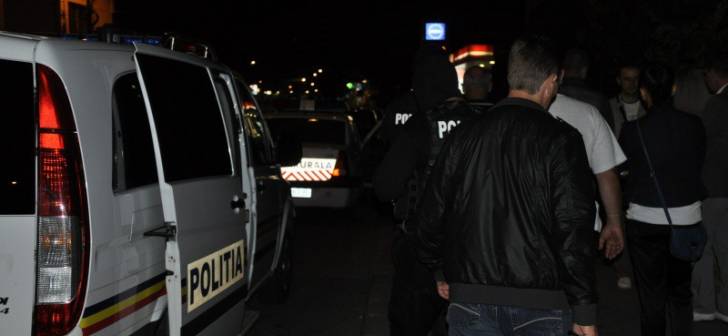 Scene teribile &icirc;ntr-o comună din D&acirc;mbovița! Doi polițiști, atacați cu coasa, au ripostat cu focuri de armă!