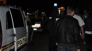 Scene teribile într-o comună din Dâmbovița! Doi polițiști, atacați cu coasa, au ripostat cu focuri de armă!