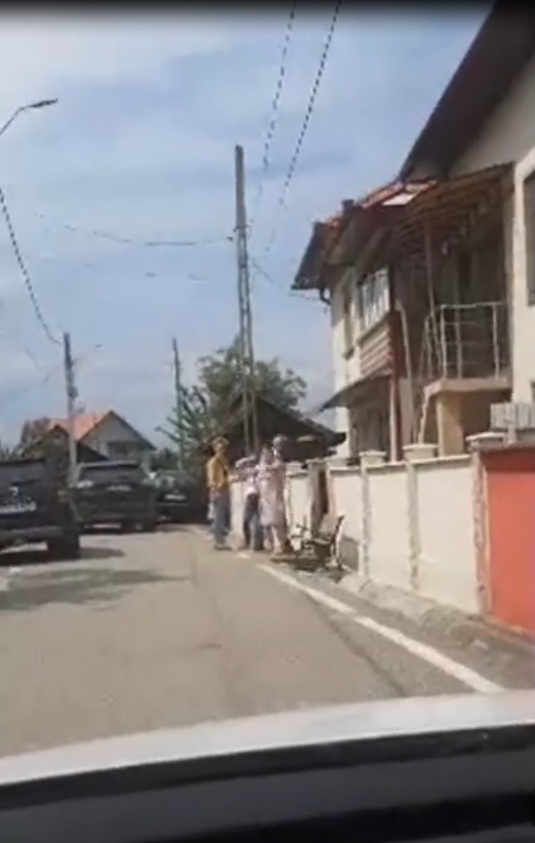  Un consilier local, la un pas să fie snopit în bătaie de nevasta primarului! Femeia a ieșit cu o scândură în mijlocul străzii!