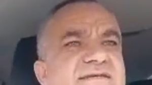  Un consilier local, la un pas să fie snopit în bătaie de nevasta primarului! Femeia a ieșit cu o scândură în mijlocul străzii!